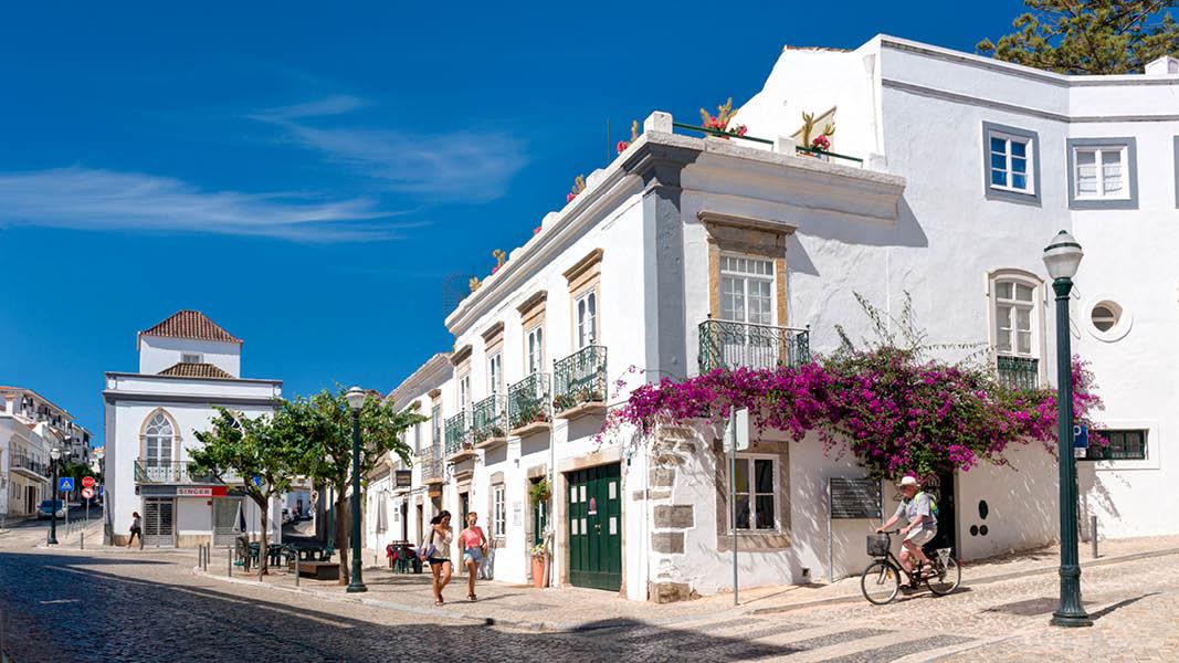 Algarvekysten, Tavira, hyggelig gade, langtidsferie i Portugal og Spanien